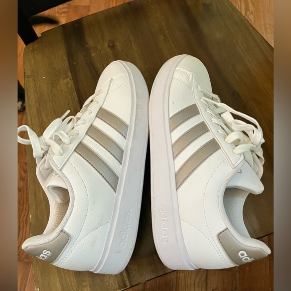 Adidas woman size 8.5 Cloudfoam Comfort - Picture 9 of 9